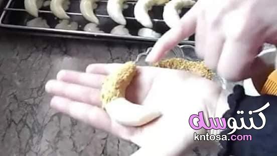 طريقة تحضير حلوة الهلال بالكاوكاو لذيذة وسهلة،حلوة بالكاوكاو على شكل هلال همة و مذاق و اقتصادية kntosa.com_18_20_160