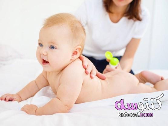 طريقة تحميم الطفل الرضيع الصحيحة بالصور kntosa.com_19_21_161