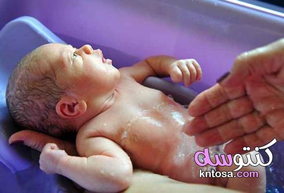 طريقة تحميم الطفل الرضيع الصحيحة بالصور kntosa.com_19_21_161