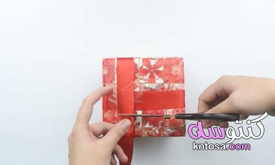 كيفية تغليف هدية طريقة اللف التقليدية طرق تغليف الهدايا في المنزل طريقة تغليف الهدايا بالشفاف 2020 kntosa.com_22_19_157