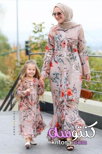 اجمل ملابس للأم وبنتها فساتين سواريه وكمان دريسات الكابلز 2022 kntosa.com_24_22_164