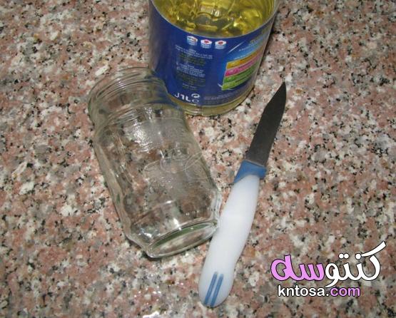 قم بإزالة الصمغ من الملصق الموجود على وعاء زجاجي kntosa.com_30_21_162